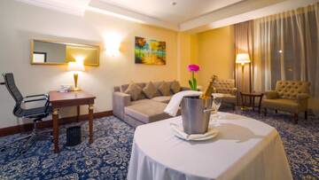 Фото номера Апартаменты с кроватью &quot;king-size&quot; Отель Ramada by Wyndham Almaty г. Алматы 8