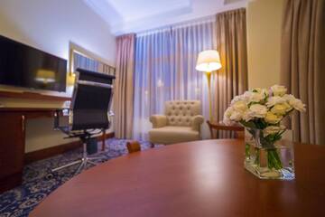 Фото номера Номер Делюкс для некурящих с 1 кроватью размера &quot;king-size&quot; Отель Ramada by Wyndham Almaty г. Алматы 4