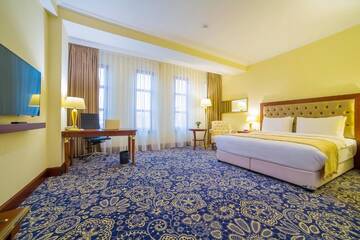 Фото номера Номер Делюкс для некурящих с 1 кроватью размера &quot;king-size&quot; Отель Ramada by Wyndham Almaty г. Алматы 2