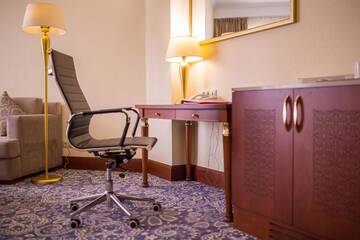 Фото номера Номер Делюкс для некурящих с 1 кроватью размера &quot;king-size&quot; Отель Ramada by Wyndham Almaty г. Алматы 5