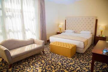 Фото номера Апартаменты с кроватью &quot;king-size&quot; Отель Ramada by Wyndham Almaty г. Алматы 2