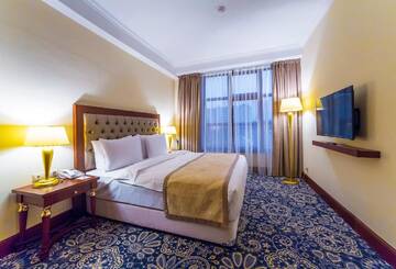 Фото номера Бизнес-люкс с кроватью размера &quot;king-size&quot; Отель Ramada by Wyndham Almaty г. Алматы 2