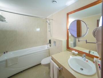 Фото номера Номер Делюкс для некурящих с 1 кроватью размера &quot;king-size&quot; Отель Ramada by Wyndham Almaty г. Алматы 6