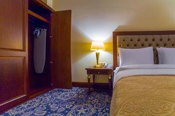 Фото номера Номер Делюкс для некурящих с 1 кроватью размера &quot;king-size&quot; Отель Ramada by Wyndham Almaty г. Алматы 7