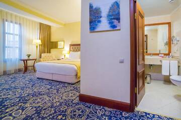 Фото номера Номер Делюкс для некурящих с 1 кроватью размера &quot;king-size&quot; Отель Ramada by Wyndham Almaty г. Алматы 8