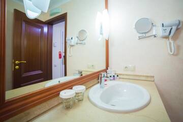 Фото номера Номер Делюкс для некурящих с 1 кроватью размера &quot;king-size&quot; Отель Ramada by Wyndham Almaty г. Алматы 9