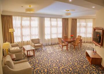 Фото номера Апартаменты с кроватью &quot;king-size&quot; Отель Ramada by Wyndham Almaty г. Алматы 4