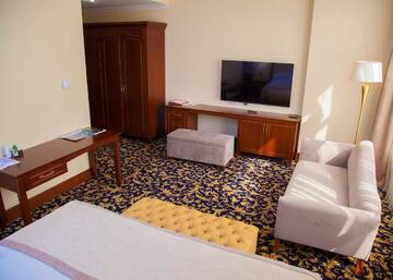 Фото номера Апартаменты с кроватью &quot;king-size&quot; Отель Ramada by Wyndham Almaty г. Алматы 6
