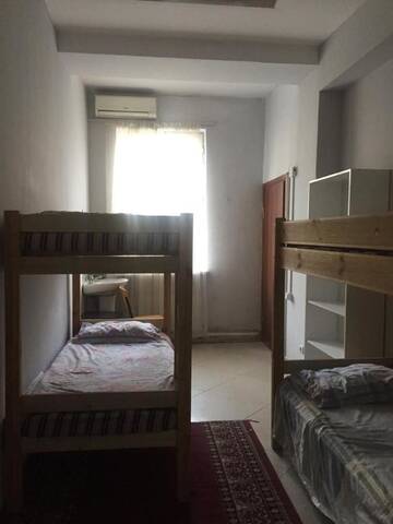 Фото номера Спальное место на двухъярусной кровати в общем номере для мужчин и женщин Хостелы Amigo Hostel Almaty г. Алматы 3
