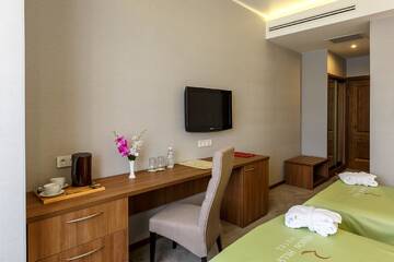 Фото номера Двухместный номер с 2 отдельными кроватями Отель Renion Hills Hotel г. Алматы 8