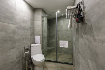 Фото номера Улучшенный номер с кроватью размера «king-size» Отель Renion Hills Hotel г. Алматы 6