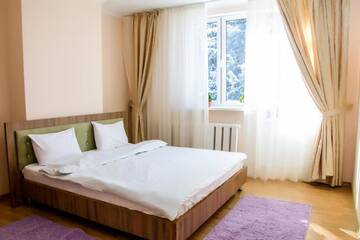 Фото номера Дом с 4 спальнями Дома для отпуска Shymbulak Resort House г. Алматы 54
