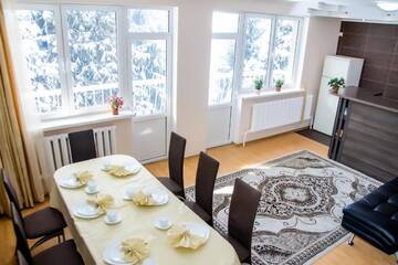 Фото номера Дом с 4 спальнями Дома для отпуска Shymbulak Resort House г. Алматы 37