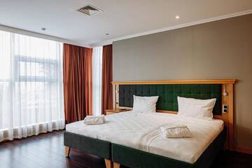 Фото номера Улучшенный номер с кроватью размера «king-size» Отель Shera Park Boutique Hotel г. Алматы 2