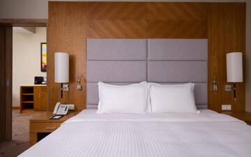 Фото номера Люкс с 1 спальней и кроватью размера «king-size» Отель DoubleTree by Hilton Almaty г. Алматы 2