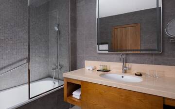 Фото номера Двухместный номер с 2 отдельными кроватями Отель DoubleTree by Hilton Almaty г. Алматы 4