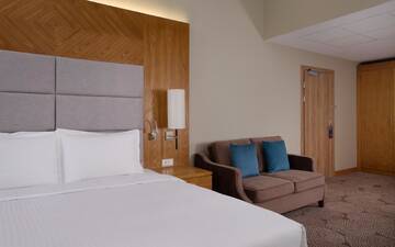 Фото номера Номер Делюкс с кроватью размера «king-size» Отель DoubleTree by Hilton Almaty г. Алматы 3