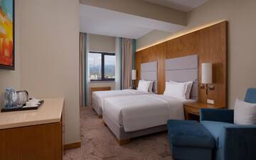 Фото номера Двухместный номер с 2 отдельными кроватями Отель DoubleTree by Hilton Almaty г. Алматы 2