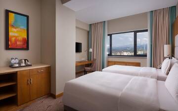 Фото номера Двухместный номер с 2 отдельными кроватями Отель DoubleTree by Hilton Almaty г. Алматы 3