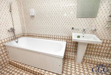 Фото номера Улучшенный двухместный номер с 1 кроватью Отель GG Group Hotel г. Алматы 4