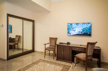 Фото номера Стандартный двухместный номер с 1 кроватью Отель Royal Plus Hotel г. Алматы 3