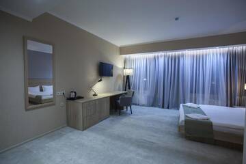 Фото номера Улучшенный двухместный номер с 1 кроватью Отель Renion Park Hotel г. Алматы 7