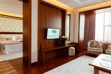 Фото номера Улучшенный люкс с кроватью размера «king-size» Отель Garden Park Inn г. Алматы 4