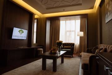 Фото номера Улучшенный люкс с кроватью размера «king-size» Отель Garden Park Inn г. Алматы 6