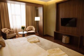 Фото номера Улучшенный люкс с кроватью размера «king-size» Отель Garden Park Inn г. Алматы 3