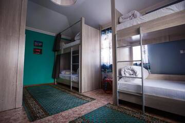 Фото номера Семейный номер с видом на горы Хостелы Mountain Road Hostel г. Алматы 5