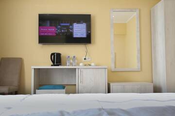 Фото номера Улучшенный номер с кроватью размера «king-size» Отель Altai Business Hotel г. Алматы 22