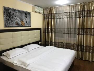 Фото номера Улучшенный номер с кроватью размера «king-size» Отель Altai Business Hotel г. Алматы 6