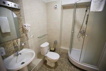 Фото номера Улучшенный номер с кроватью размера «king-size» Отель Altai Business Hotel г. Алматы 19