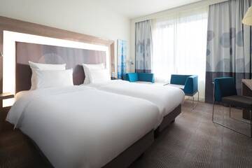 Фото номера Стандартный двухместный номер с 2 отдельными кроватями Отель Novotel Almaty City Center г. Алматы 2