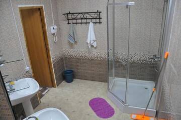 Фото номера Кровать в общем 3-местном номере для мужчин и женщин Хостелы Hostel 24 г. Алматы 13