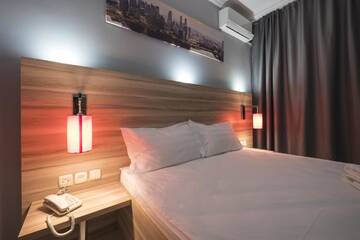 Фото номера Двухместный номер Делюкс с 1 кроватью и балконом Мини-отель ASIA Hotel г. Алматы 3