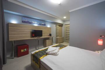 Фото номера Двухместный номер Делюкс с 1 кроватью и балконом Мини-отель ASIA Hotel г. Алматы 4