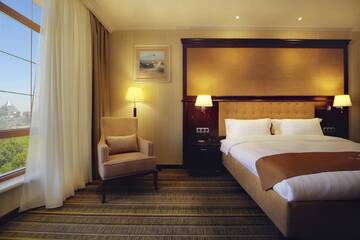 Фото номера Люкс с кроватью размера «king-size» Отель Shera Inn Hotel г. Алматы 2