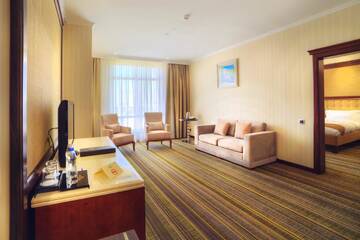 Фото номера Люкс с кроватью размера «king-size» Отель Shera Inn Hotel г. Алматы 4