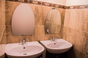 Фото номера Трехместный номер с общей ванной комнатой Мини-отель Academic Apartments г. Алматы 3