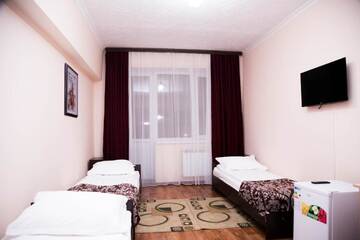 Фото номера Трехместный номер с общей ванной комнатой Мини-отель Academic Apartments г. Алматы 6
