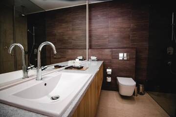 Фото номера Двухместный номер Делюкс с 1 кроватью Отель Maqan Hotel Almaty г. Алматы 9