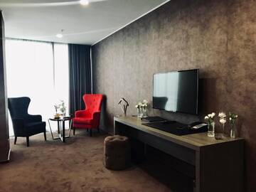 Фото номера Двухместный номер Делюкс с 1 кроватью Отель Maqan Hotel Almaty г. Алматы 5
