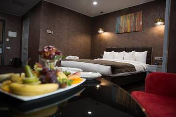 Фото номера Двухместный номер Делюкс с 1 кроватью Отель Maqan Hotel Almaty г. Алматы 6