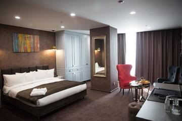 Фото номера Двухместный номер Делюкс с 1 кроватью Отель Maqan Hotel Almaty г. Алматы 7