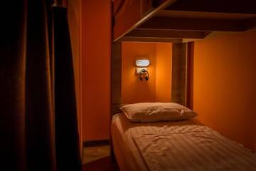 Фото номера Кровать в общем 8-местном номере для мужчин и женщин Хостелы DA Hostel Almaty г. Алматы 5