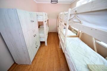 Фото номера Кровать в общем 6-местном номере для женщин Хостелы Wanderlust Hostel г. Алматы 3