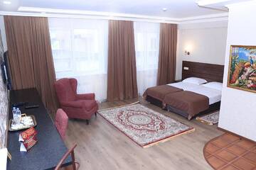 Фото номера Люкс с балконом Отель Rabat Hotel г. Алматы 6