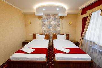 Фото номера Улучшенный номер с 2 кроватями размера «queen-size» Отель Salut Hotel Almaty г. Алматы 5