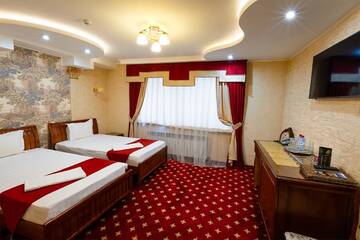 Фото номера Улучшенный номер с 2 кроватями размера «queen-size» Отель Salut Hotel Almaty г. Алматы 7